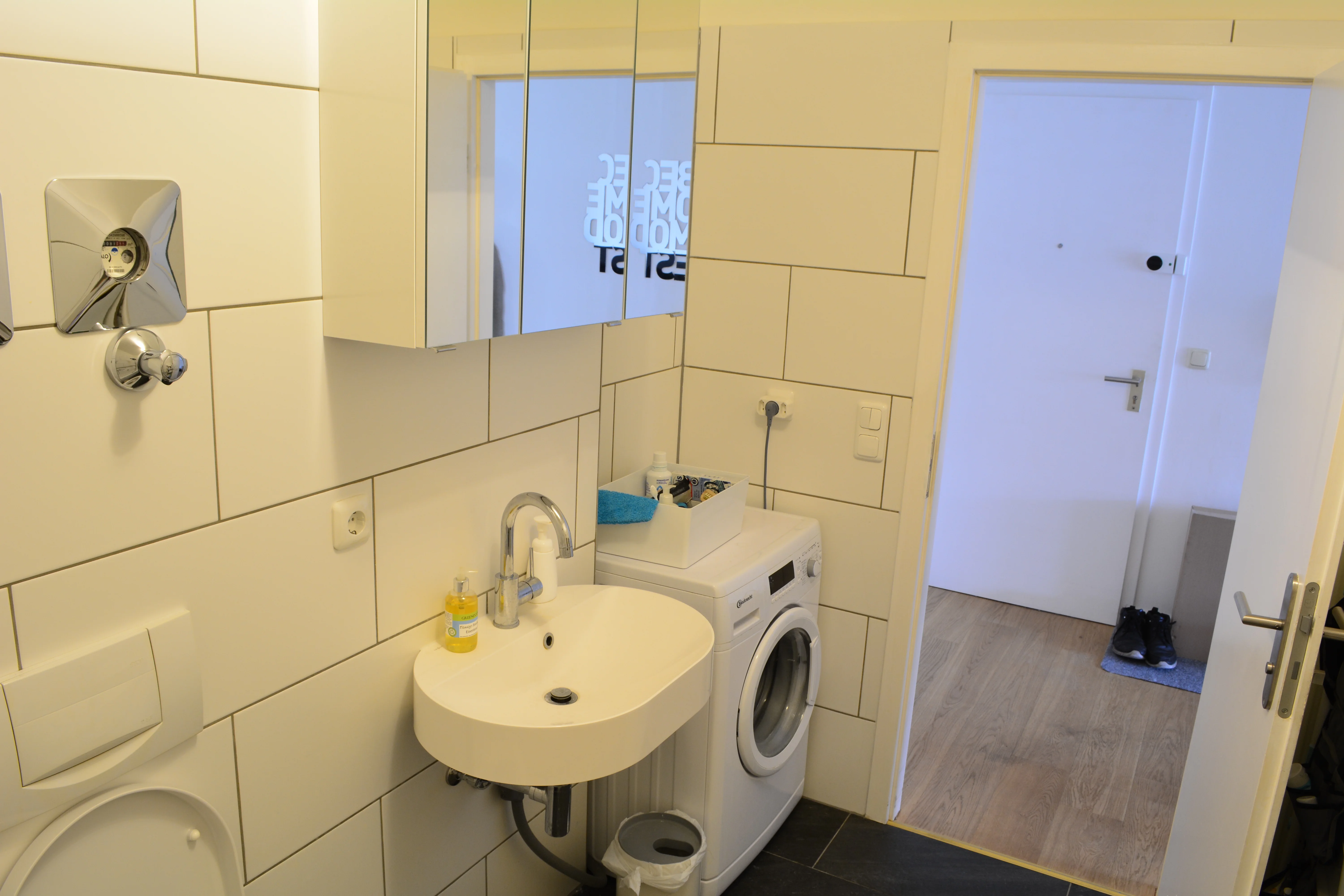 ADA36 Studio - Badezimmer mit Waschmaschine und modernem Design in Kreuzberg, Berlin
