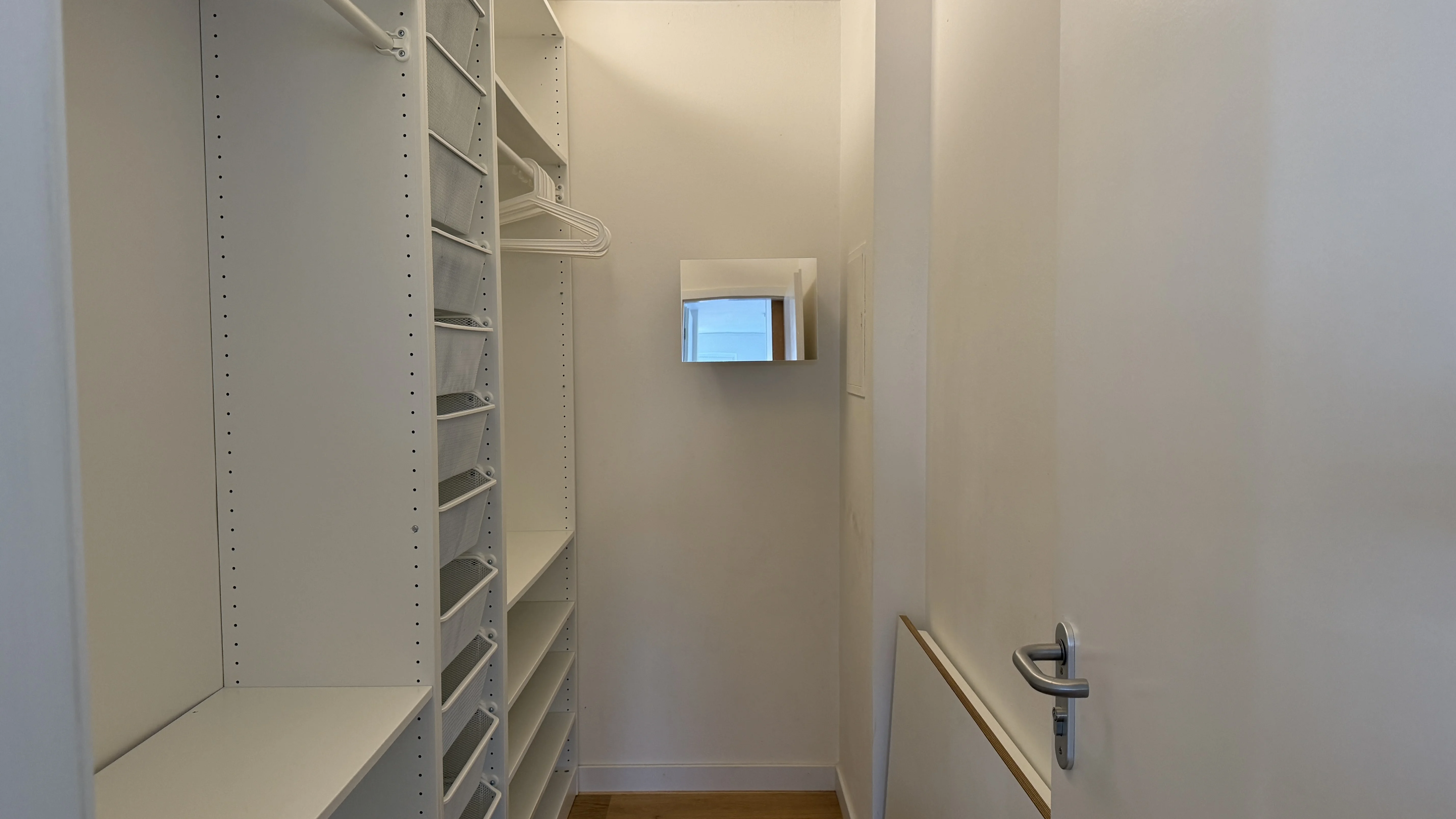 Ada 36 Studio - Begehbarer Kleiderschrank