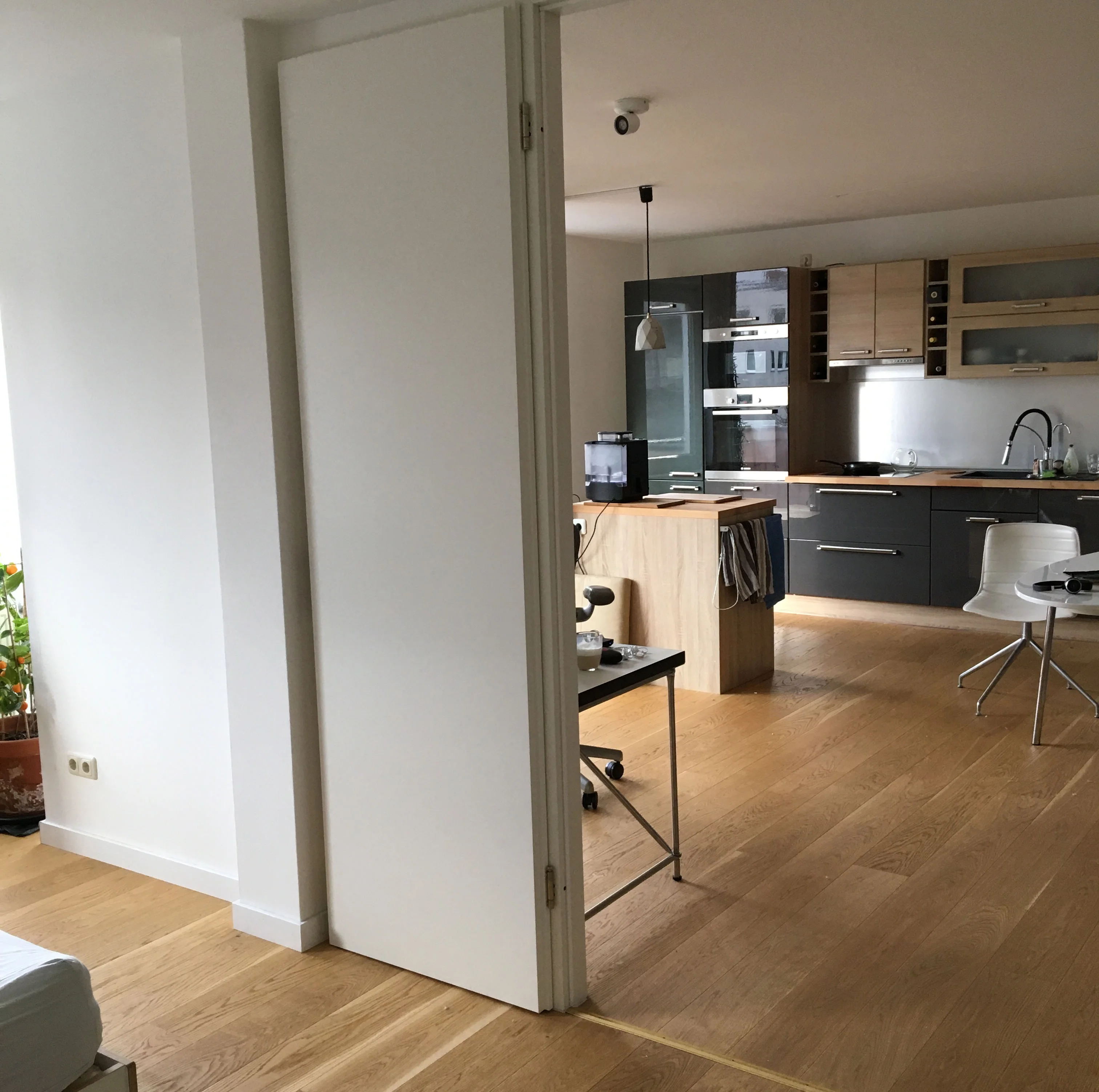 ADA36 Studio - Verbindungstüren zwischen Schlaf- und Hauptbereich im minimalistischen Design, Kreuzberg Berlin