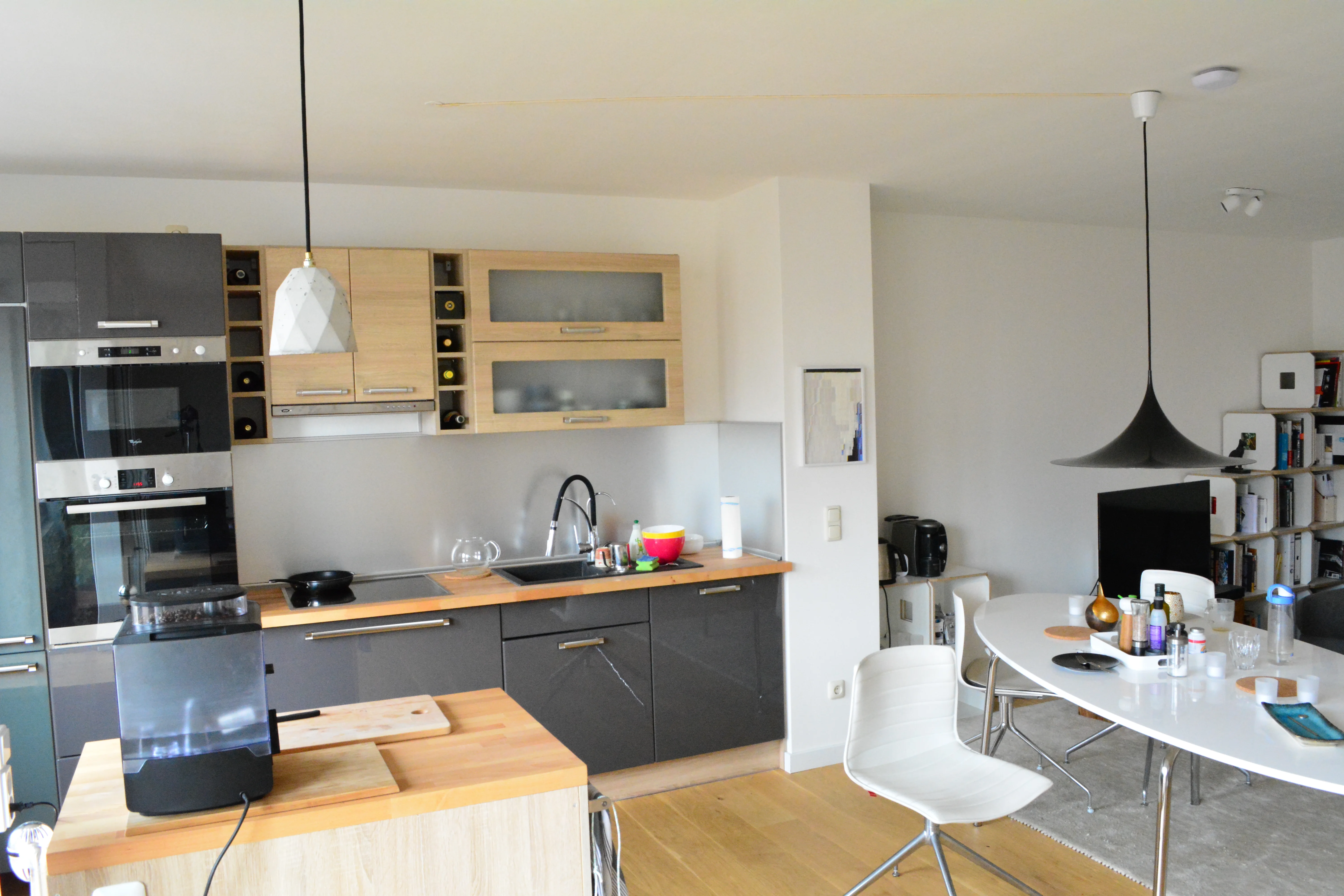ADA36 Studio - Moderne Küche mit offenem Grundriss und Esstisch für 4 Personen in Kreuzberg, Berlin