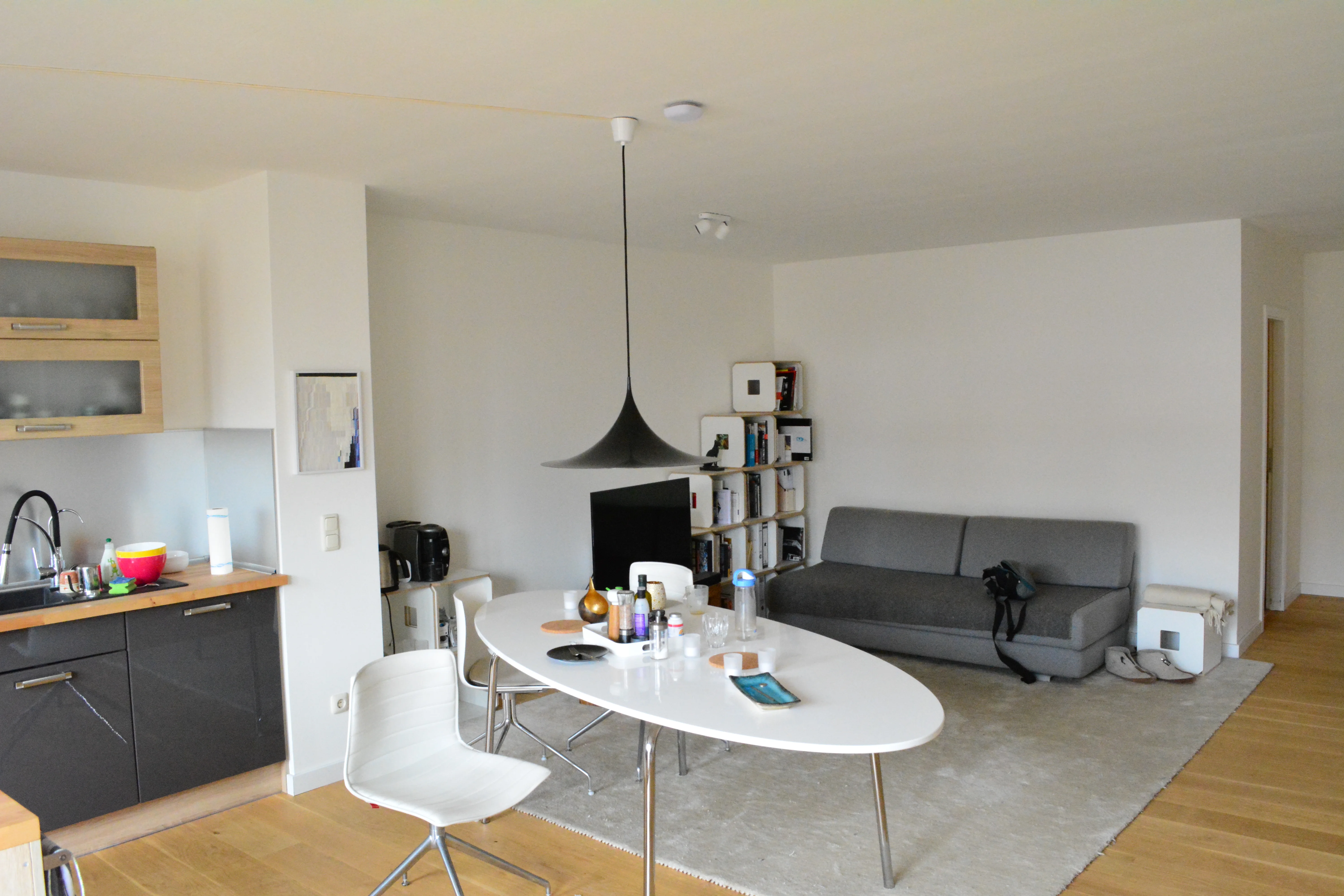 ADA36 Studio - Wohnbereich mit Schlafsofa und Entertainment-System im minimalistischen Design, Kreuzberg Berlin