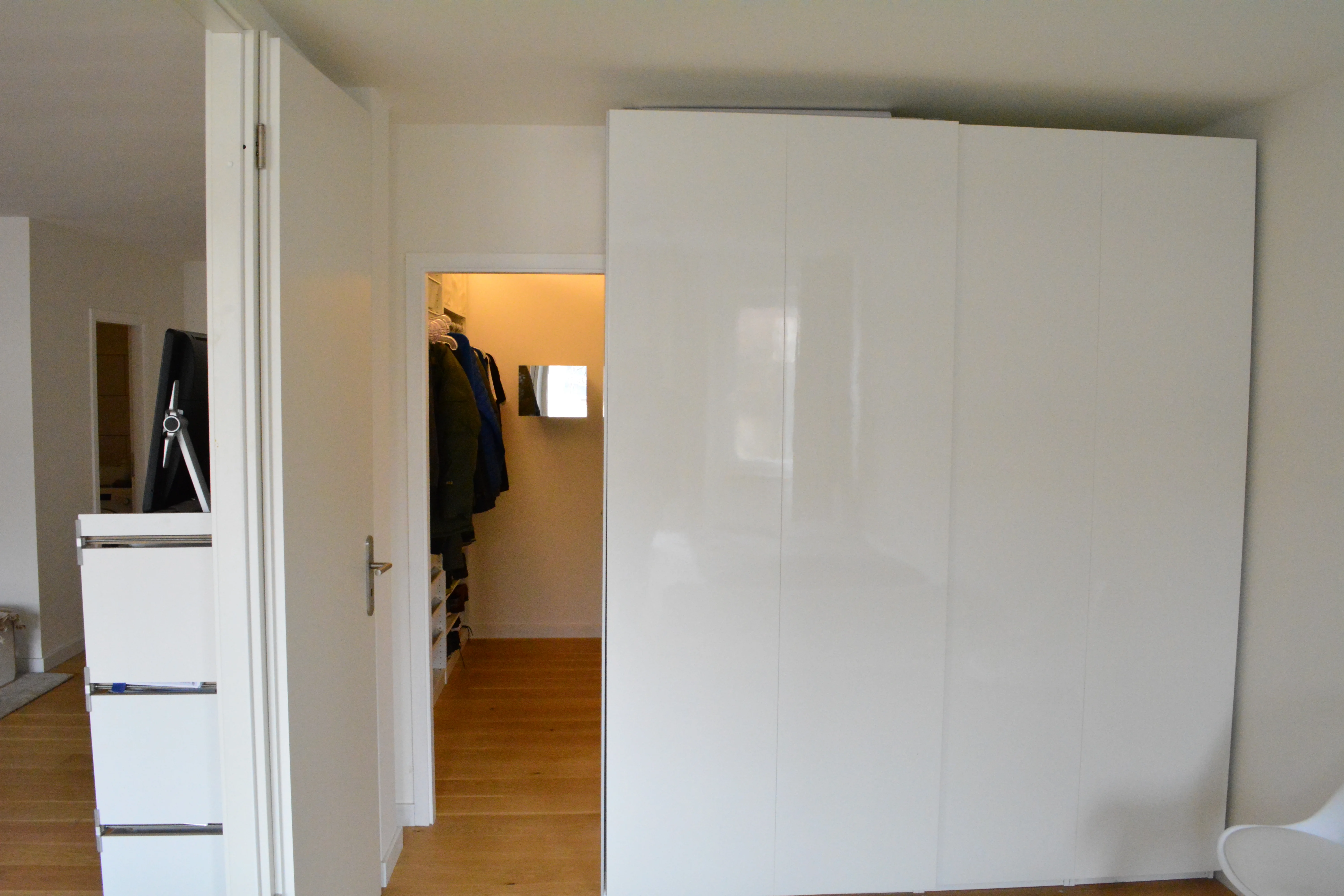 ADA36 Studio - Schlafzimmer mit großem Kleiderschrank und Zugang zum Walk-in Closet in Kreuzberg, Berlin